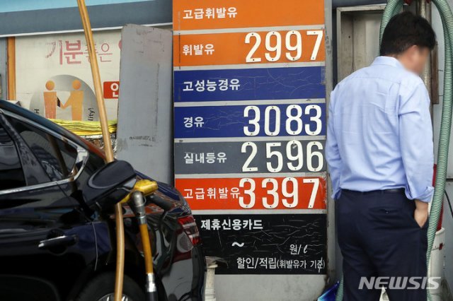 국내 기름값 2100원 눈앞…