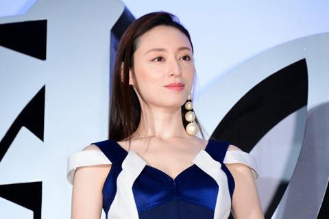 栗山千明>Vネックで美デコルテ披露 インパクト大のイヤリング&パンプスがアクセント(毎日キレイ) - Yahoo!ニュース