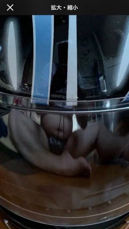 中古のヘルメットを見ていたら…パンツ一丁の出品者が写っていた!