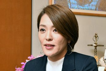 写真1)“略奪ではない”“支えてあげたい”… 今井絵理子が取材に明かした「再婚の意思」 | デイリー新潮