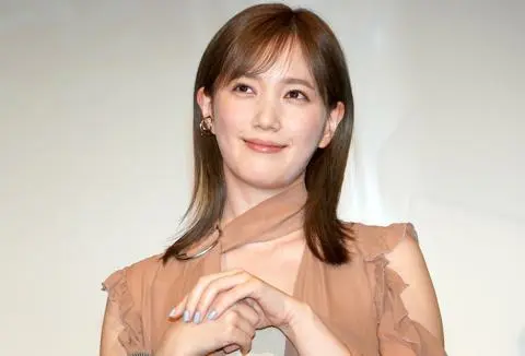 今週のファッションチェック>本田翼 ヌードカラーの大胆ドレスで美脚ちら見せ サービス精神たっぷりに美背中も披露(毎日キレイ) - Yahoo!ニュース