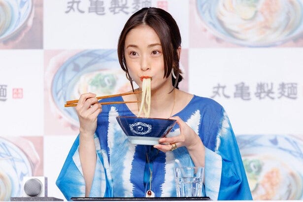 上戸彩「ちょっと出遅れた感」と告白、うどんチェーン店に「追い掛けるように家族とも行っています」 - モデルプレス