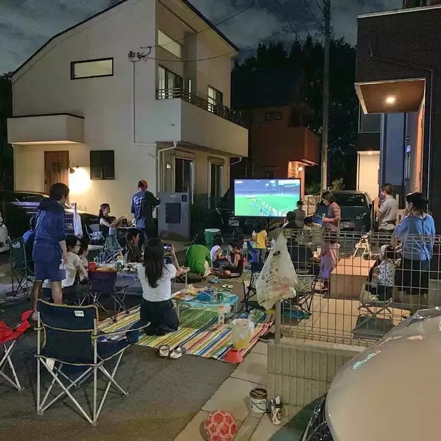 道路でこんな事する人いるの?「うちの家の隣のノリ毎日だいたいこんな感じ」