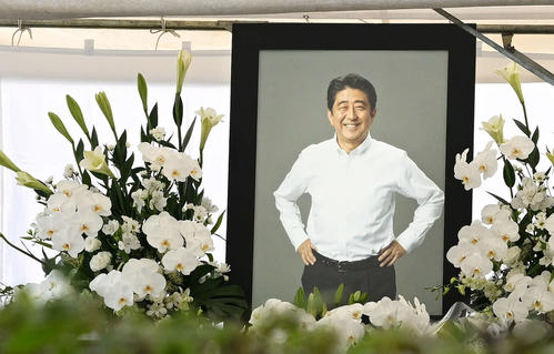 安倍晋三元首相家族葬の通夜後、増上寺に一礼したり手を合わせる通行人途切れず - 社会写真ニュース : 日刊スポーツ