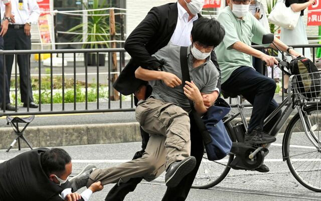 卒アル写真入手》安倍元首相銃殺の山上徹也容疑者の“意外な青春時代”と“事件直前の異変”「上品な一家だったけど『宗教に入りたい』」「『オマエがやれや』と反抗的な態度で…」(文春オンライン) - Yahoo!ニュース