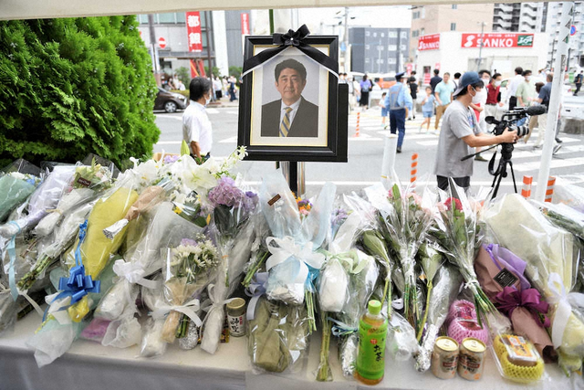 安倍元首相銃撃、献花台を追加設置 一時は350メートルの行列(スポニチアネックス) - Yahoo!ニュース