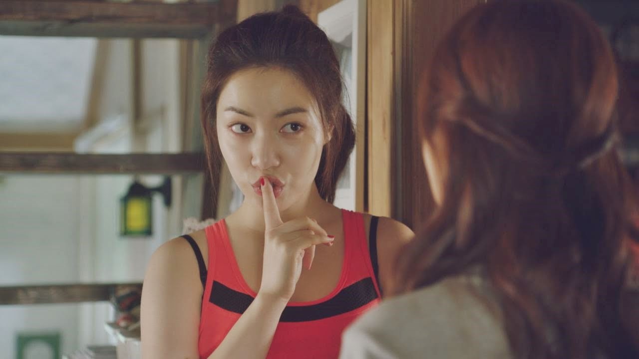 금남의 구역에 남자가? 류화영 "그러니까, 쉿!" 청춘시대 2회 - YouTube