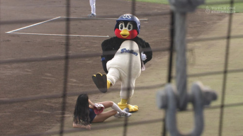 壇蜜」さんがスク水を着て始球式に！→マスコットキャラの「つば九郎」が壇蜜さんを蹴飛ばして殴るｗｗｗｗｗ | 下衆な、モーグラー♡( ﾟдﾟ)ﾉ ﾖﾛ - 楽天ブログ