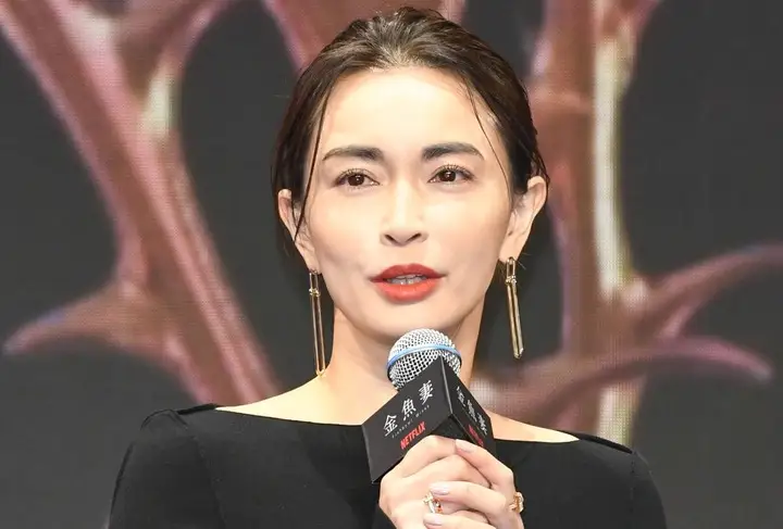 長谷川京子:大胆ドレスで美背中見せ 美スタイル際立つマーメードラインでエレガントに - 毎日キレイ