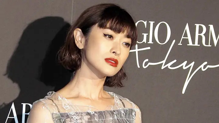 山田優：シースルードレスで美ボディー見せ 外はね＆キャットラインでクールに - 毎日キレイ