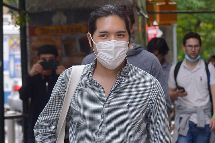 小室圭さん、なぜ2日連続「同じ服」でNY司法試験会場に訪れたのか 背景に切実な事情｜NEWSポストセブン