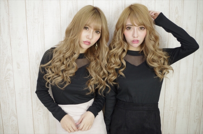 小悪魔agehaの人気双子モデル『吉川ちえ・ちか ちゃん』×都内で人気のヘアサロン『アンク・クロス』のコラボ商品を発売!(株式会社RAFT)|株式会社RAFTのプレスリリース