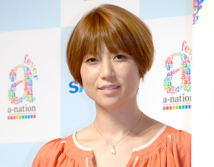 46歳・4児の母”hitomi、水着姿で美ボディ披露「めちゃめちゃ貴重」「とても魅力的」 | ORICON NEWS