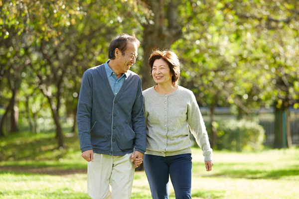 いつまでも恋人気分で】結婚後も手をつないで歩くのどう思う？ | 今日のこれ注目！ママテナピックアップ | ママテナ