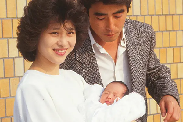 聖子と沙也加さんが三輪車特訓、神田正輝が綱引き…35年間にあった家族の団らん | 女性自身