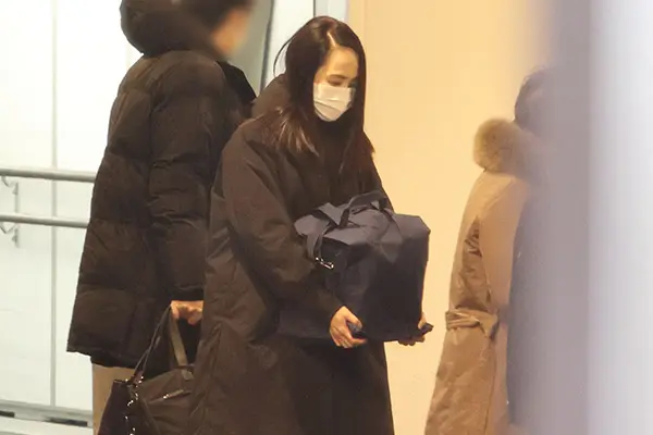 元夫は愛犬を引取り、聖子は美容室へ…神田沙也加さん四十九日で前に進み始めた“家族”の今 | 女性自身