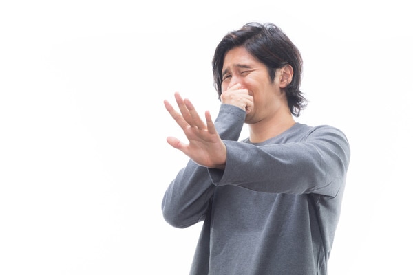 もしかして臭い? 体臭やにおいを気にする男性の写真素材 - ぱくたそ