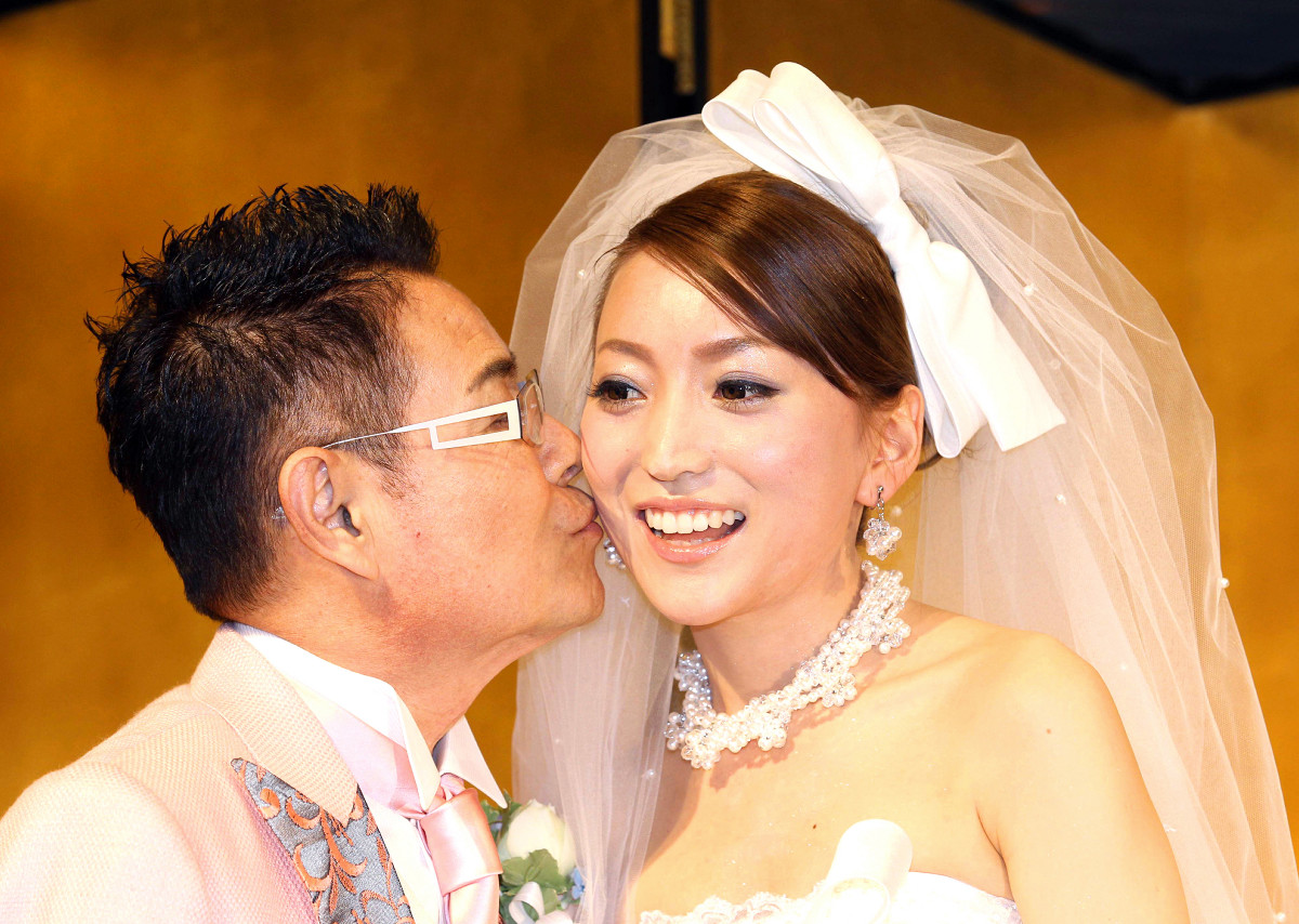 加藤茶の“45歳差妻”綾菜、夫に預金がないことを結婚まで知らなかった : スポーツ報知