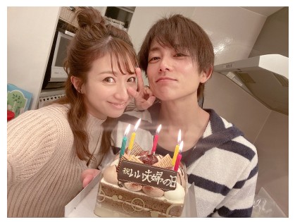 辻希美＆杉浦太陽、“いい夫婦の日”をケーキで祝福 キス寸前ショットも - ねとらぼ
