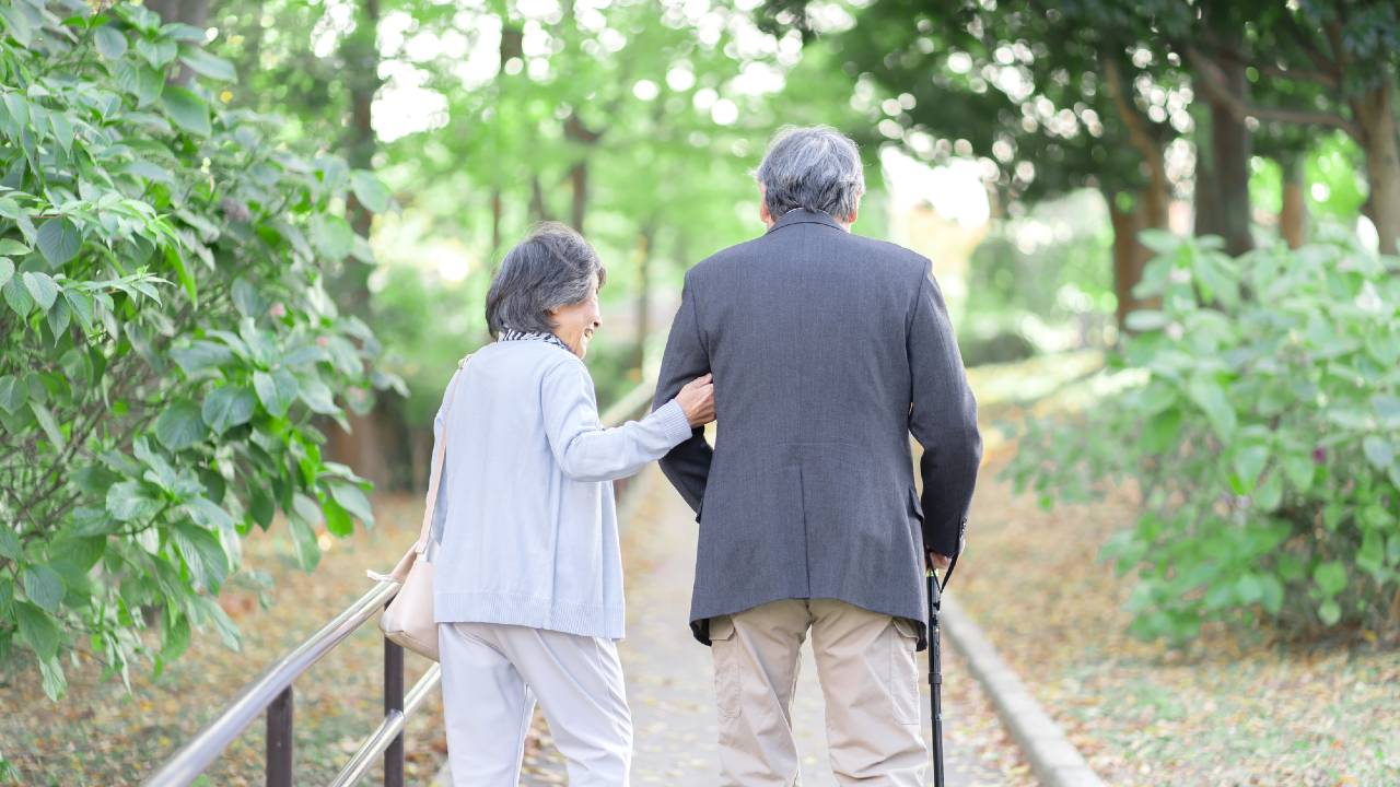 夫婦で「年金21万円、生活費25万円」…「平均的な老後」の実現に必要な給与額|資産形成ゴールドオンライン