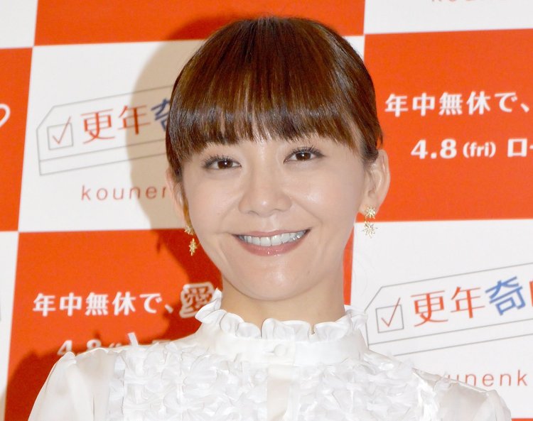 華原朋美、バスローブで胸元あらわ「サービスショットですか!!」「鼻血出ちゃう」 | ORICON NEWS