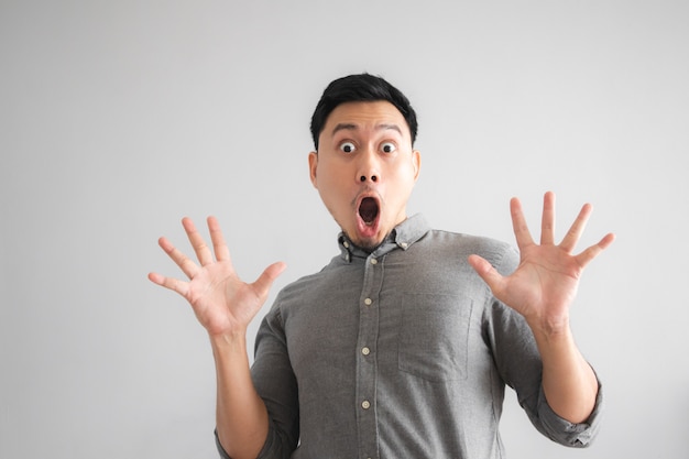手話を指すと面白い格好良い男のうわーと驚いた顔。 | プレミアム写真
