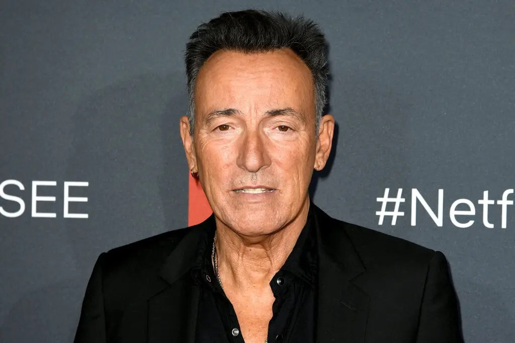 Bruce Springsteen Looks UNRECOGNIZABLE In Surprise Selfie With A Fan ...