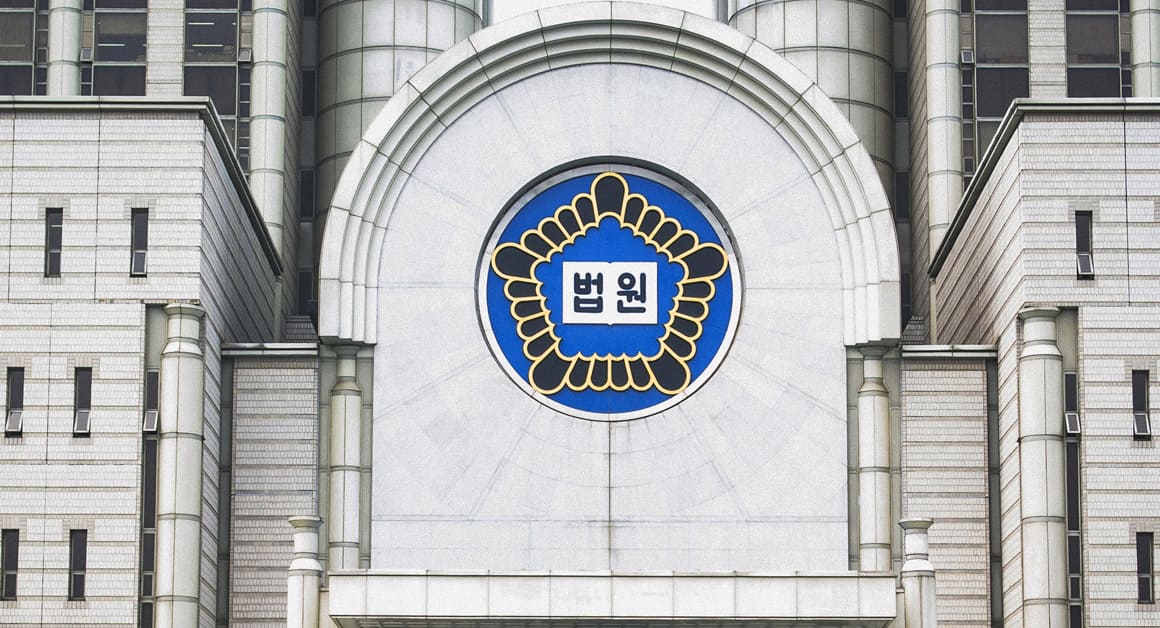 근무 중 기계에 끼여 세상을 떠난 노동자의 안타까운 죽음이 ‘사고사’로 인정되지 않아 누리꾼들의 공분을 자아내고 있다.
지난 16일 로톡뉴스 보도에 따르면 법원은 “소리를 지르지 않았다”라는 이�
