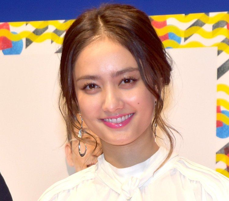 谷まりあ、豊満すぎる胸元あらわ「鼻血でた」「反則ですね」「やばい… KOです」 | ORICON NEWS