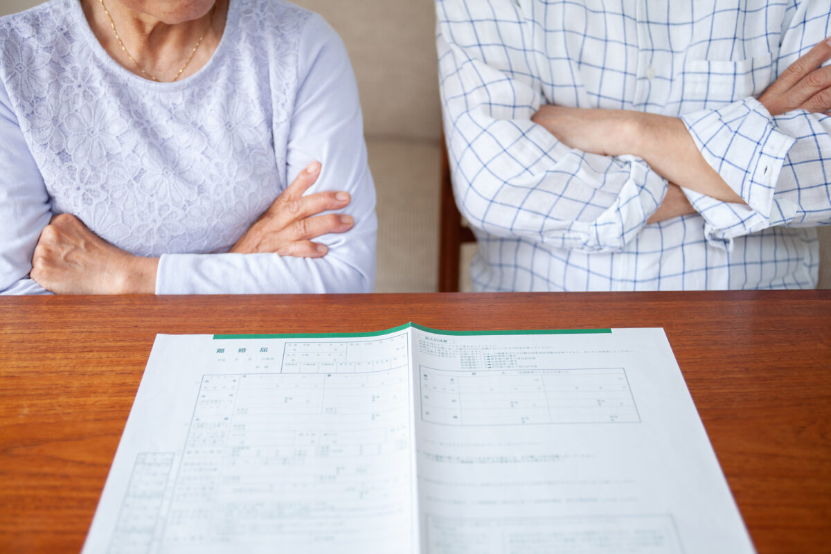 熟年離婚をする夫婦の特徴や原因とは？離婚までの流れについても解説 | リーガライフラボ