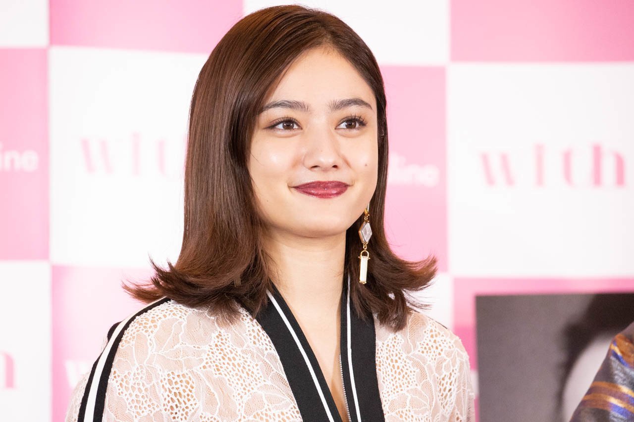 谷まりあ、全身レインボーの衣装に身を包みファン歓喜「衣装に負けてない」「めちゃめちゃきゃわいい」 | 話題 | ABEMA TIMES