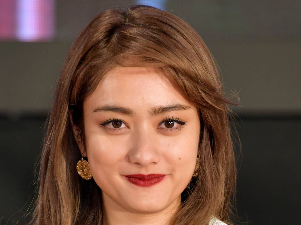 谷まりあ、秋冬用のモードメイクが美しすぎる!ミステリアスな姿にファンうっとり