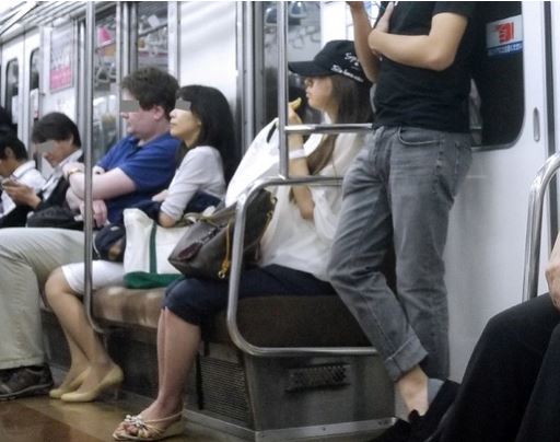 Change Our World <画像4枚> テレビ東京・紺野あさ美アナウンサー、街で・駅で・車内でドカ食いの日々