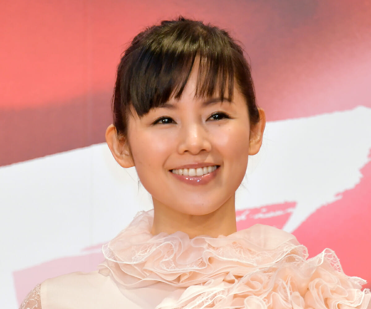 早く40代になりたいと思ってた」小西真奈美と山崎樹範が語る、年齢を重ねる"楽しさ"とは?