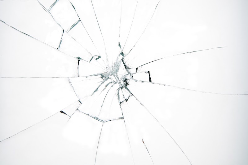 窓ガラスが割れた!?安全な片付け方法と応急処置のしかた | みんなのガラス屋さん