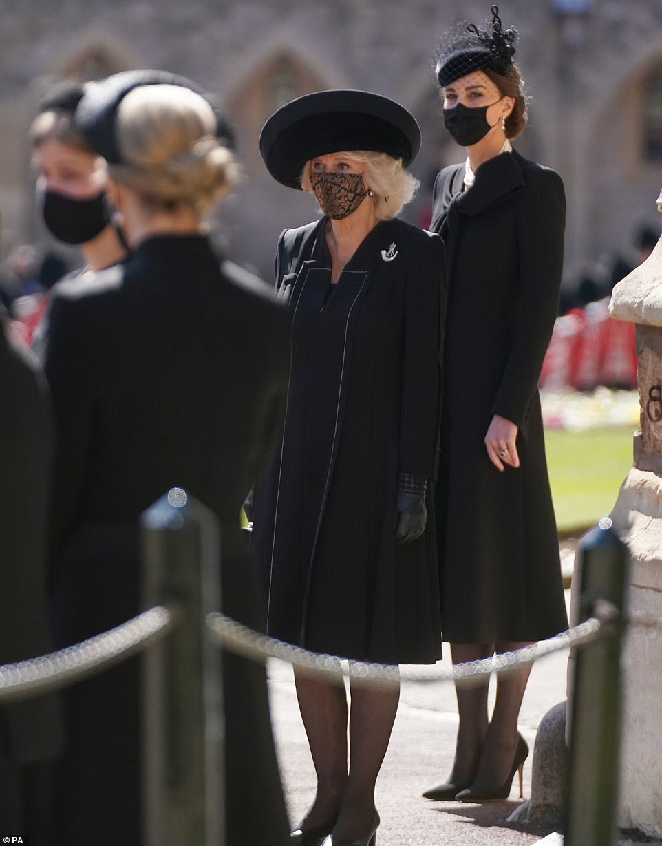 BREAKING Elegant Princess Kate Sets 'Dignified' Example At The Queen's