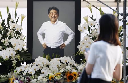 増上寺に設置された献花台に飾られた安倍晋三元首相の遺影（11日、東京都港区） 写真｜【西日本新聞me】
