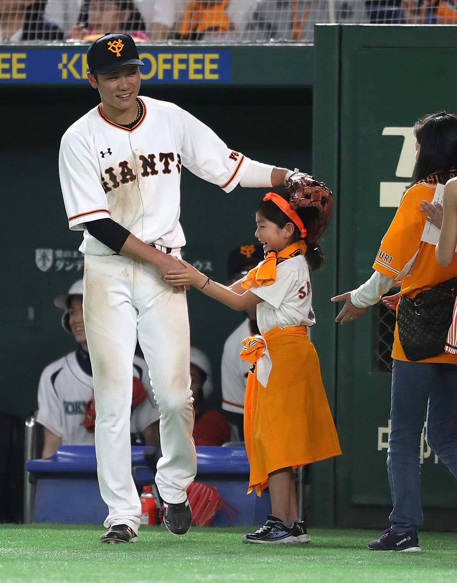 読売巨人軍（ジャイアンツ） sur Twitter : "【一軍】5月13日 #中日ドラゴンズ 戦 五回終了後のイニング間アトラクション「キャップシャッフル」に参加した女の子が「坂本選手ホームラン打ってくださーい！」と応援メッセージをくれました！そんな女の子に #坂本勇人 選手 ...