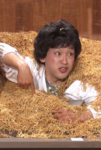 東海オンエアのとしみつじゃん。YouTuber辞めて焼きそば屋始めたん？ - 自然の中の人々へのボケ[96264156] - ボケて（bokete）