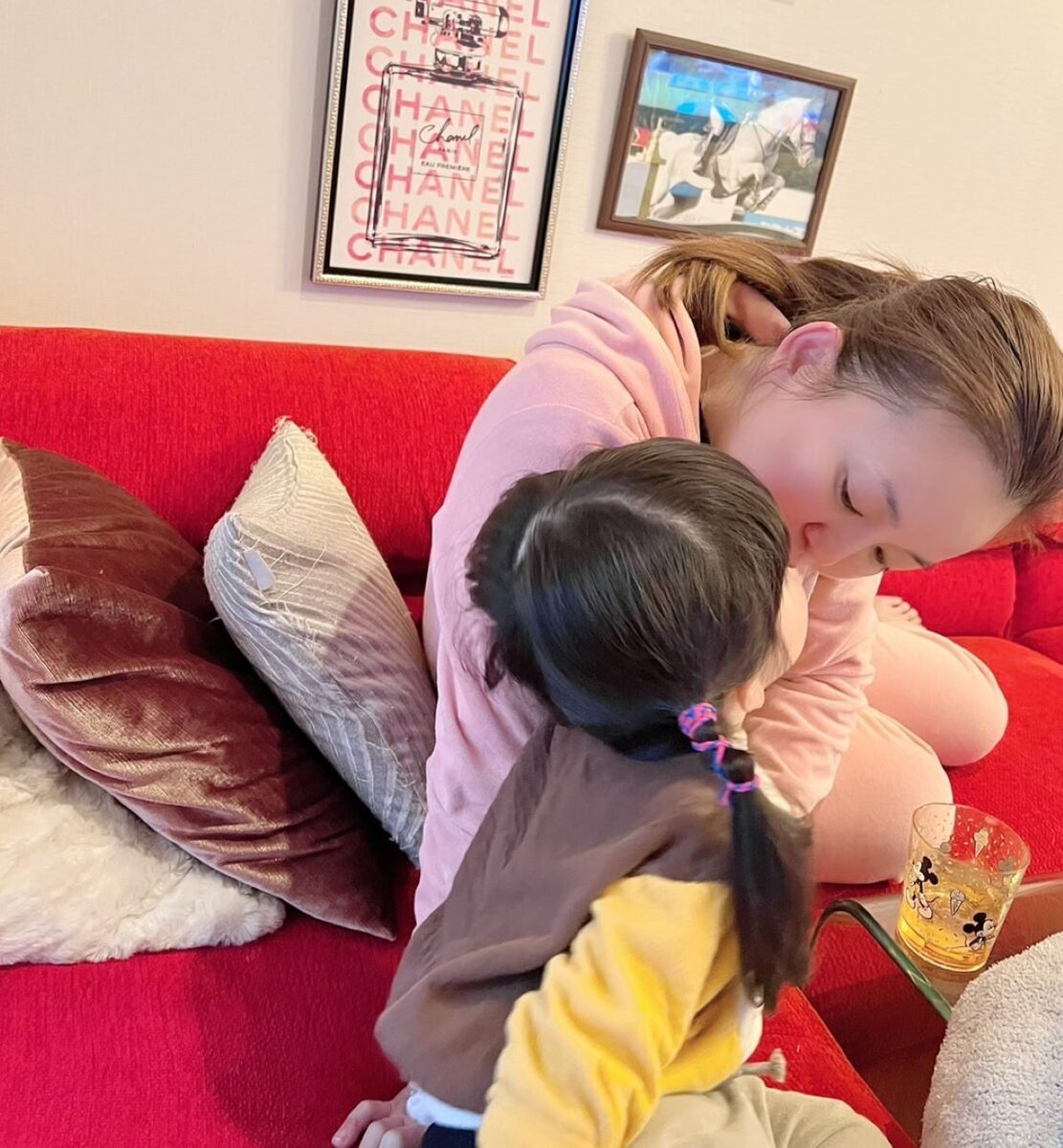 華原朋美、一度も髪を切っていない息子を動画で公開「1人で生んで育った息子はこんなに大きくなりました」 | michill byGMO(ミチル)