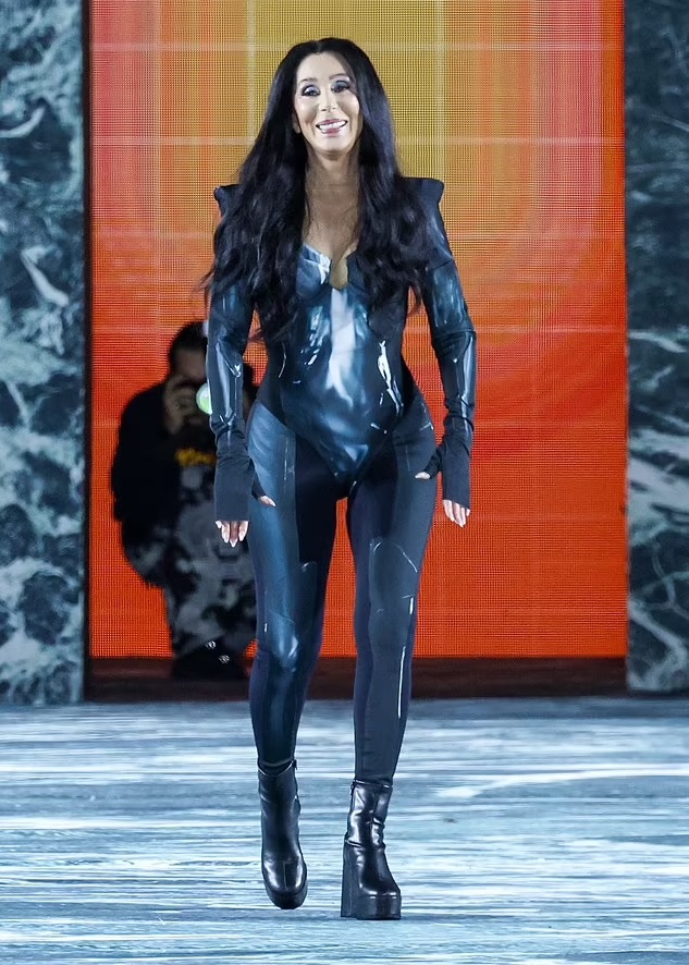 Cher 76 Shows Off Her Youthful Looks In Surprise Appearance At Fashion Week Runway Show