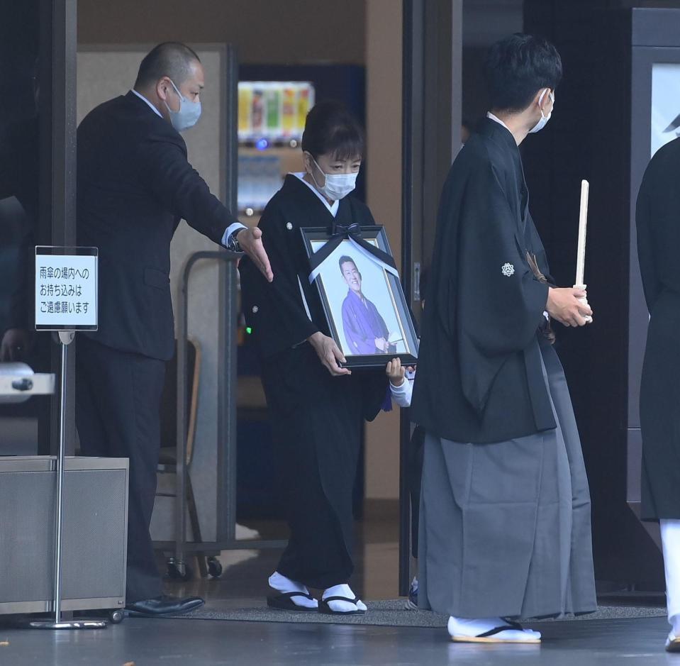 円楽さん葬儀 出囃子で出棺 夫人は涙で見送る「楽さん、ありがとう」/芸能/デイリースポーツ online