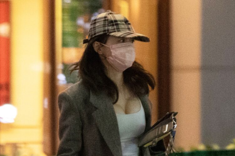 別居の長谷川京子 カフェで客が三度見した白Tシャツの胸元「40代で成長中」｜NEWSポストセブン