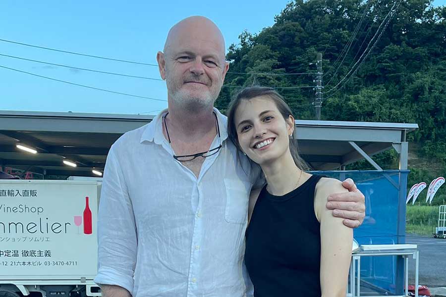 マギー「大好きなDaddyも初出演」 父イアン・ギブさんとのラブラブな2ショットを公開 | ENCOUNT