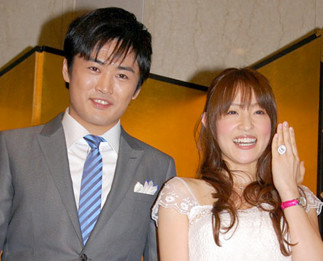 劇団ひとり・大沢あかね 結婚報告会見 主な一問一答 | ORICON NEWS