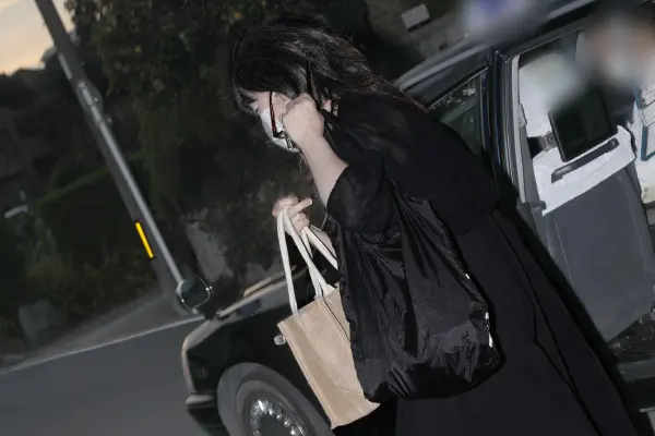 画像・写真】小室佳代さん 元恋人と金銭トラブル後も変わらぬセレブ生活…タクシーで一流ホテルにお出かけ (2枚目)| 女性自身