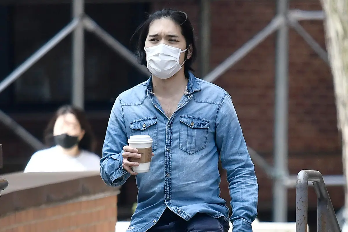 小室圭さん“汚スーツ”で眞子さんと出勤前デート…再試験1カ月前の緊張感なき姿 | 女性自身