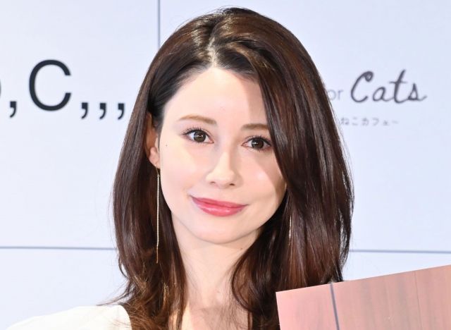 ダレノガレ明美“超ミニ”美脚を大胆披露「三度見くらいしてしまいそう」「足がめちゃ長い」 | | ORICON NEWS | 佐賀新聞