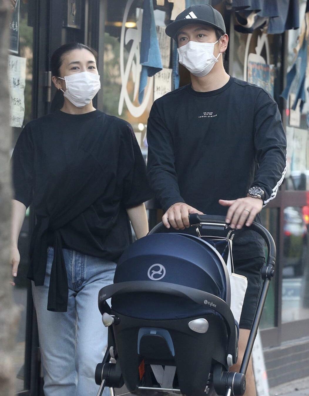 フライデー』より竹内結子&中林大樹、コロナ禍の中マスクをつけて高級ベビーカーでお買い物②|あげてけ!