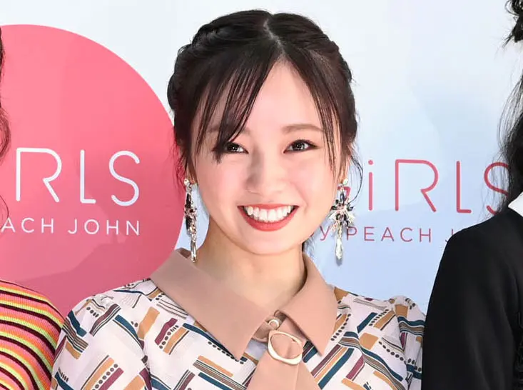 元欅坂46今泉佑唯:レトロブラウス×スカートで大人ガーリーに 輝くイヤリングが華やか - 毎日キレイ